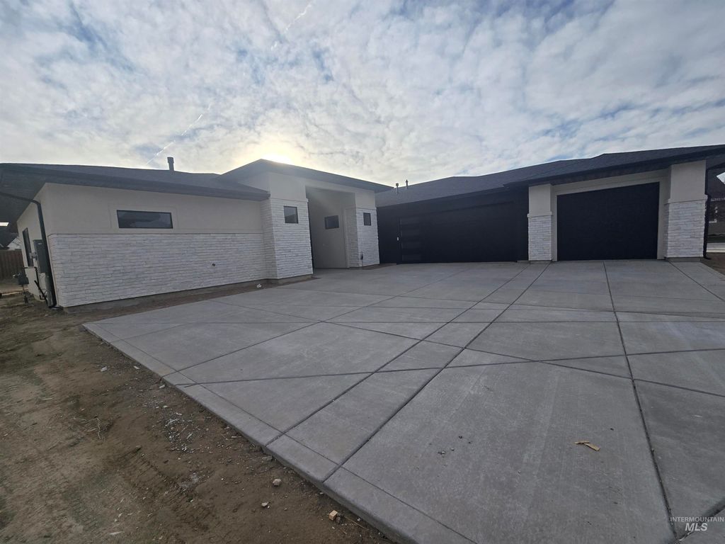 Photo of 1517 Mountain View Dr, Twin Falls, ID 83301 (MLS # 98968095)