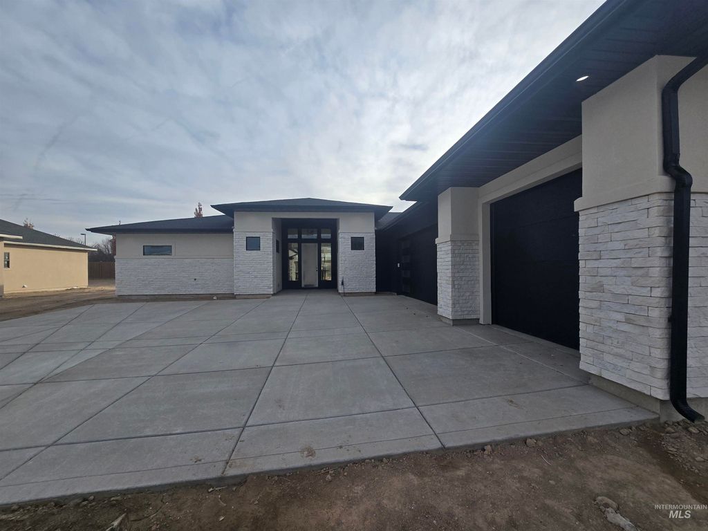 Photo of 1517 Mountain View Dr, Twin Falls, ID 83301 (MLS # 98968095)
