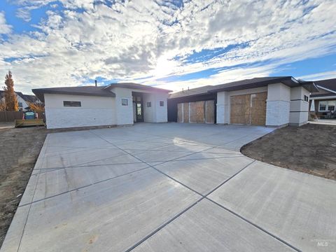 Photo of 1517 Mountain View Dr, Twin Falls, ID 83301 (MLS # 98968095)