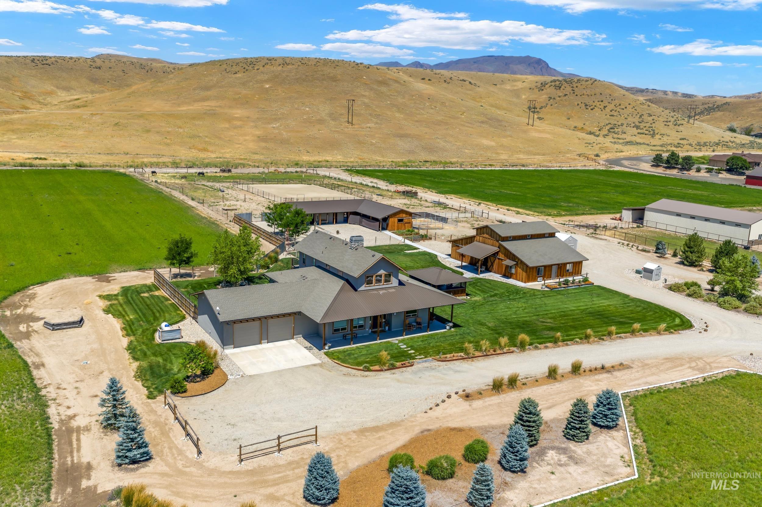 900 Robin Ln