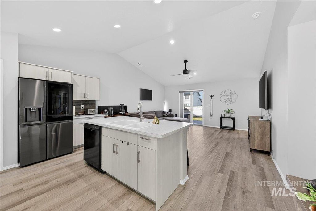 Photo of 4136 E White Plains St, Nampa, ID 83686 (MLS # 98974611)