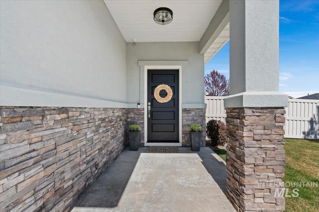 Photo of 11592 W Shortcreek St, Star, ID 83669 (MLS # 98979720)