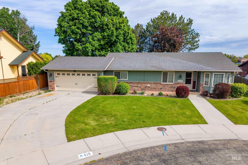Photo of 419 Chaparro St, Caldwell, ID 83605 (MLS # 98985965)