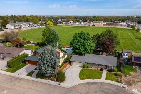 Photo of 419 Chaparro St, Caldwell, ID 83605 (MLS # 98985965)