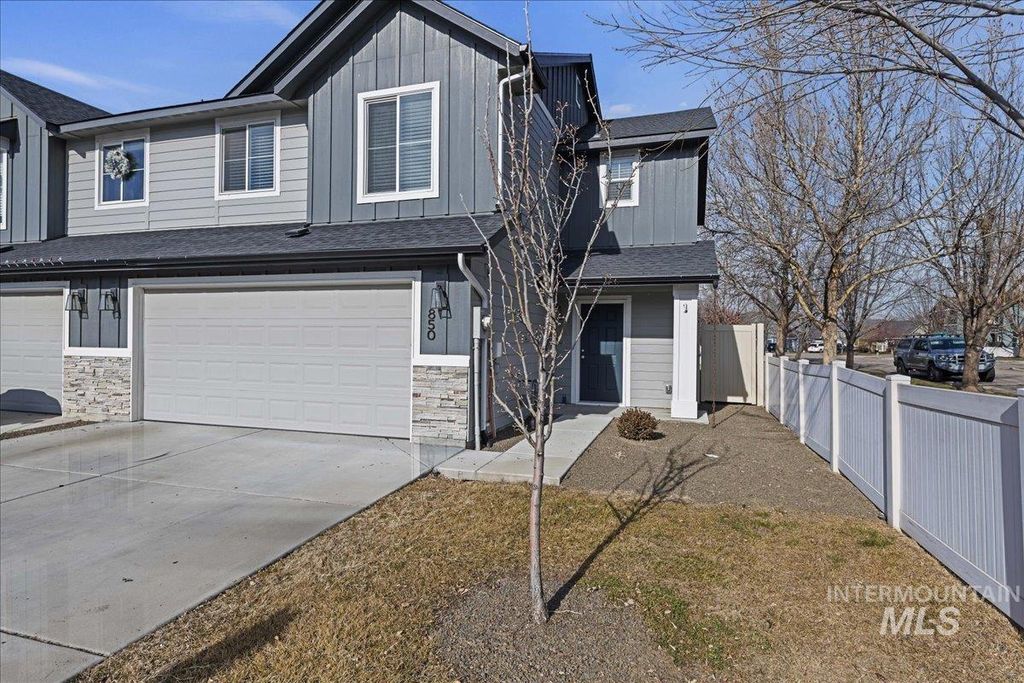 Photo of 850 W Woodpine St, Meridian, ID 83646 (MLS # 98974440)