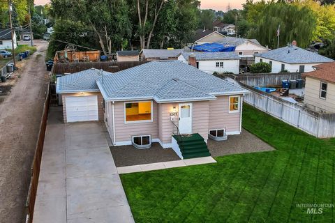 Photo of 1207 E Sheridan Ave, Nampa, ID 83686 (MLS # 98962633)