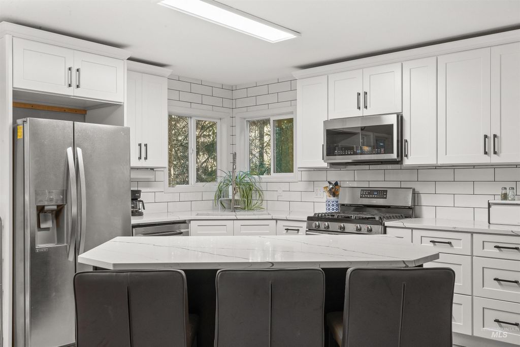 Photo of 20235 Valley View Dr, Lewiston, ID 83501 (MLS # 98971365)