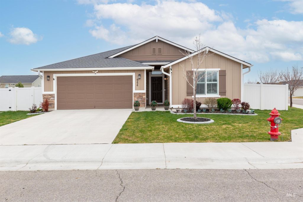Photo of 944 S Rangipo Ave, Kuna, ID 83634 (MLS # 98979637)