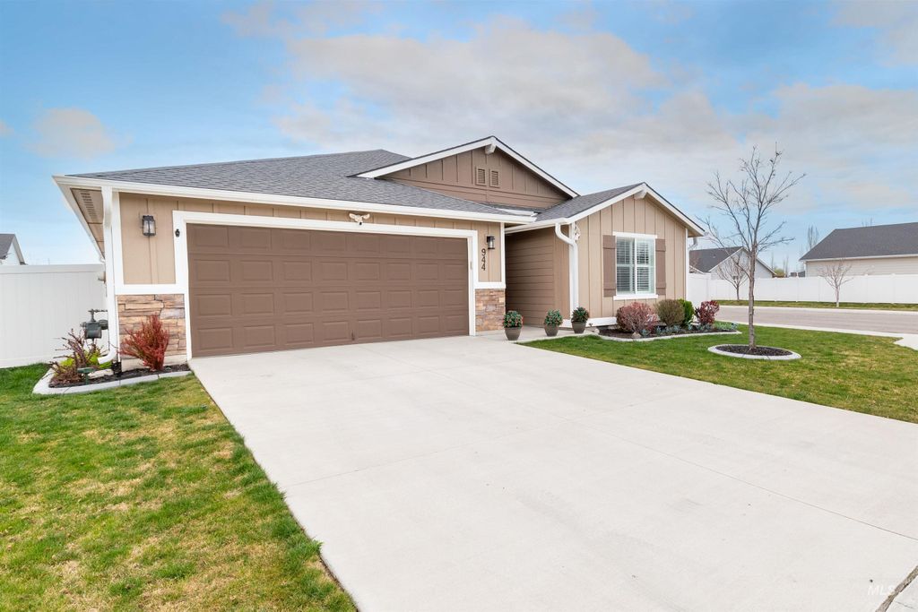 Photo of 944 S Rangipo Ave, Kuna, ID 83634 (MLS # 98979637)