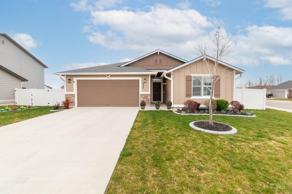 Photo of 944 S Rangipo Ave, Kuna, ID 83634 (MLS # 98979637)