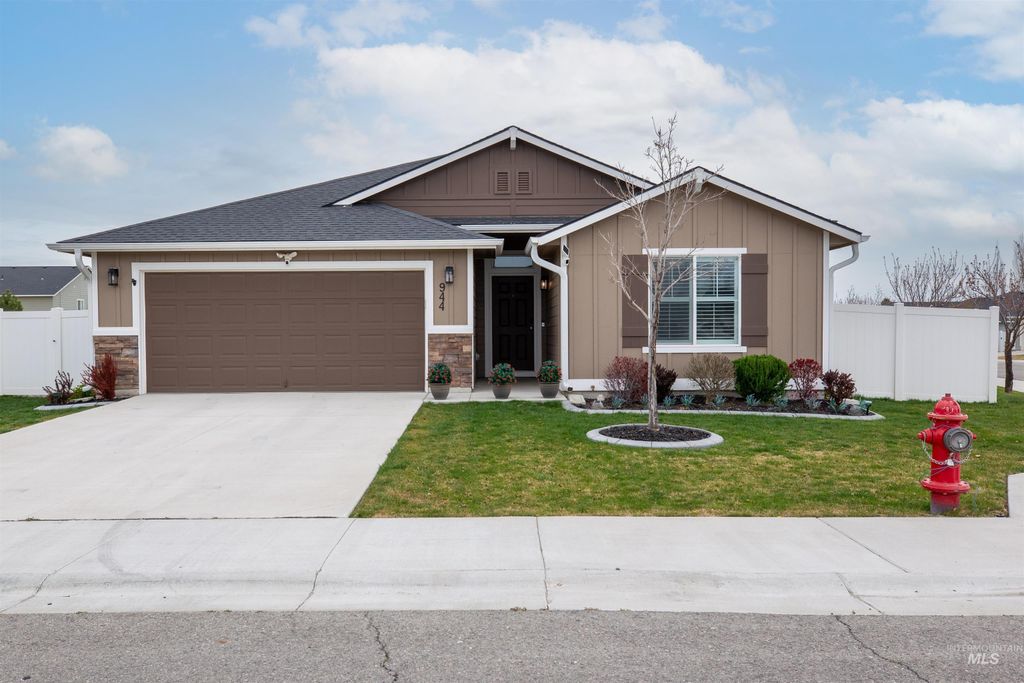 Photo of 944 S Rangipo Ave, Kuna, ID 83634 (MLS # 98979637)