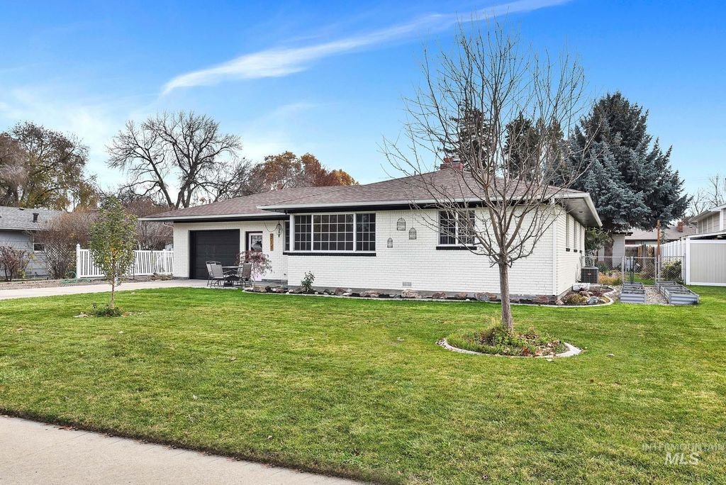 Photo of 315 W Lincoln Ave, Nampa, ID 83686 (MLS # 98968008)