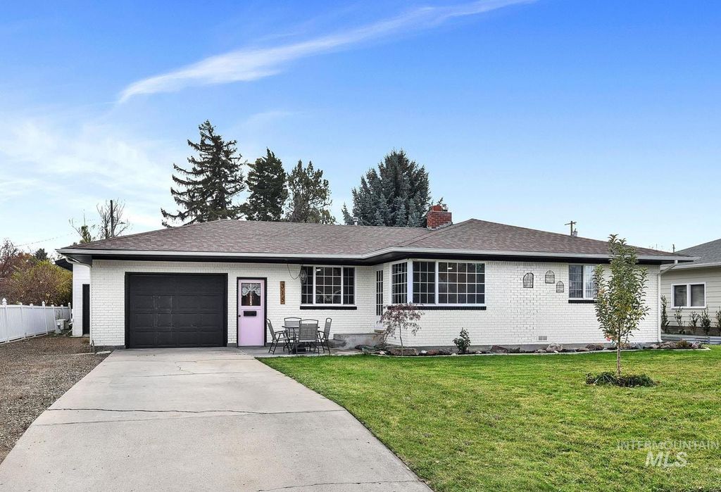 Photo of 315 W Lincoln Ave, Nampa, ID 83686 (MLS # 98968008)