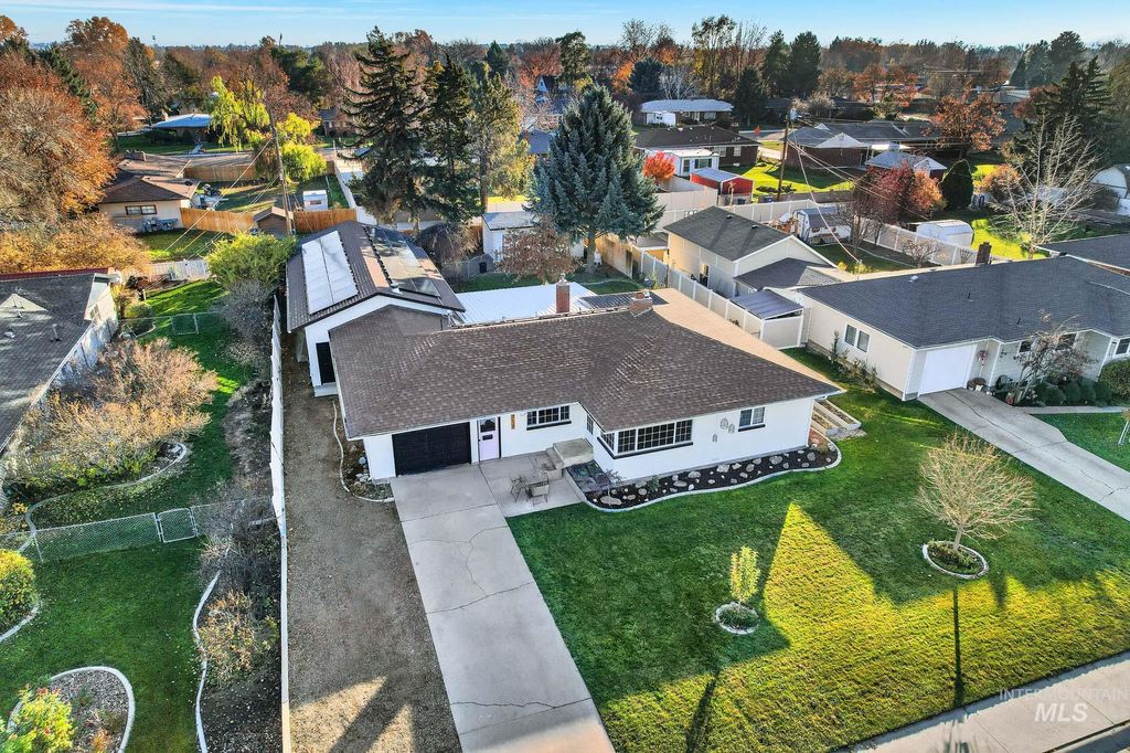 Photo of 315 W Lincoln Ave, Nampa, ID 83686 (MLS # 98968008)