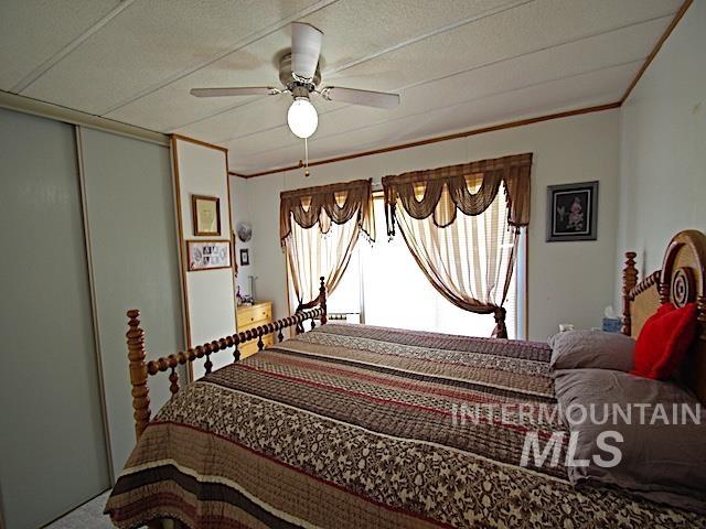 White ceiling fan with light fixture