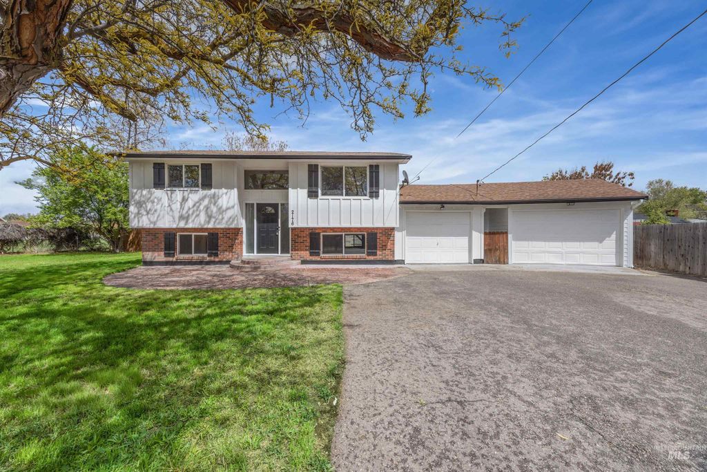 Photo of 2176 N Allumbaugh St, Boise, ID 83704 (MLS # 98982616)