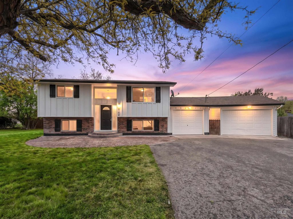 Photo of 2176 N Allumbaugh St, Boise, ID 83704 (MLS # 98982616)