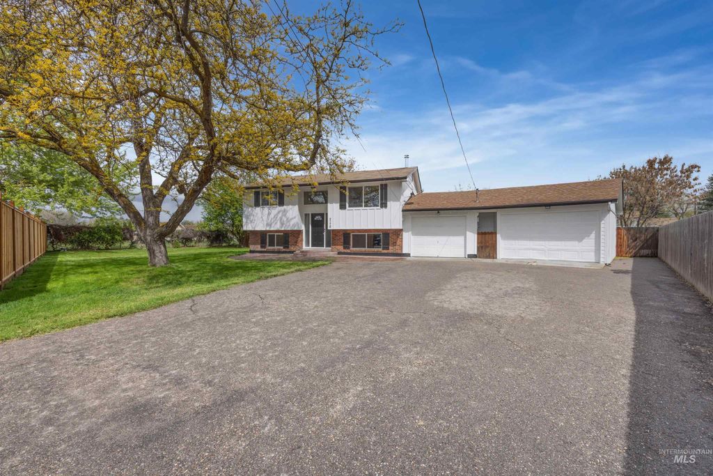 Photo of 2176 N Allumbaugh St, Boise, ID 83704 (MLS # 98982616)