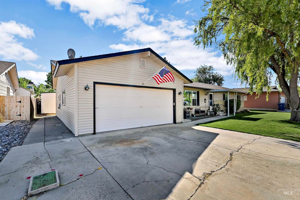Photo of 172 N Benewah Place, Nampa, ID 83651 (MLS # 98999642)