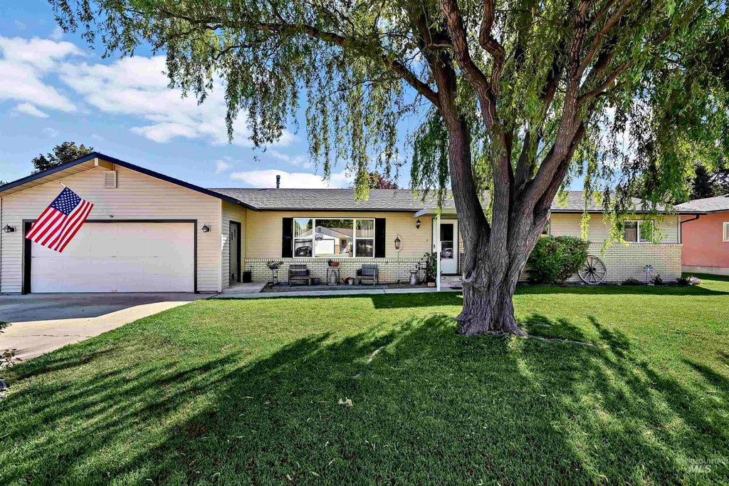 Photo of 172 N Benewah Place, Nampa, ID 83651 (MLS # 98999642)