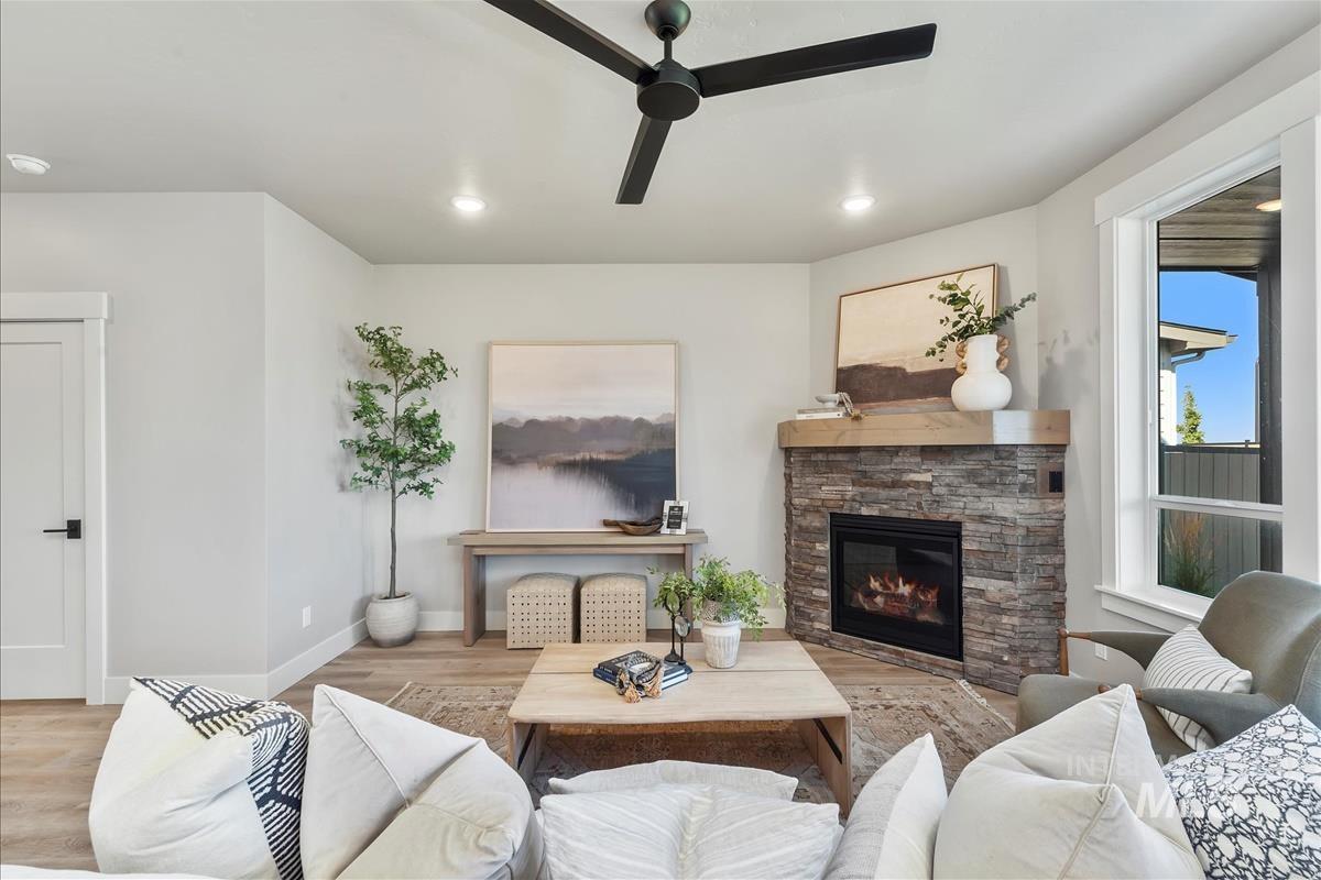 6672 W Los Flores Dr