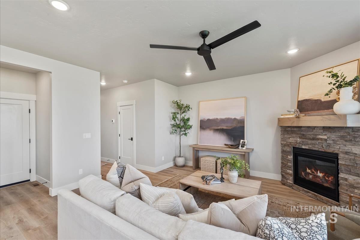 6672 W Los Flores Dr