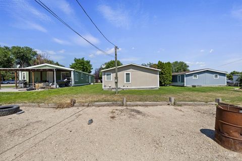 Photo of 912 4th Ave N Ave, Nampa, ID 83687 (MLS # 98955531)