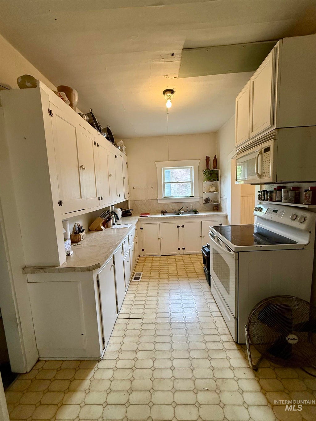 Photo of 6 N Fairview St, Nampa, ID 83651 (MLS # 99003227)