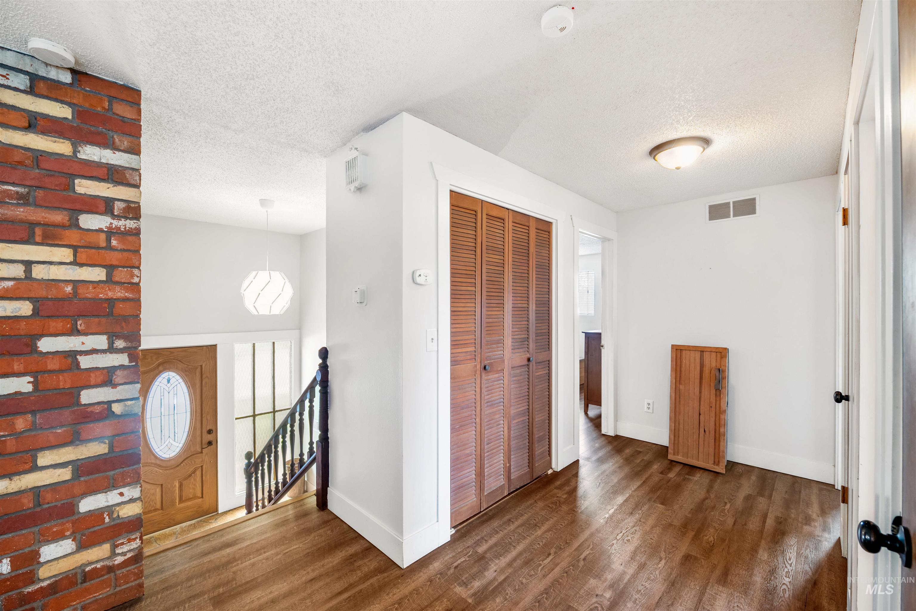 4922 N Burlington Dr