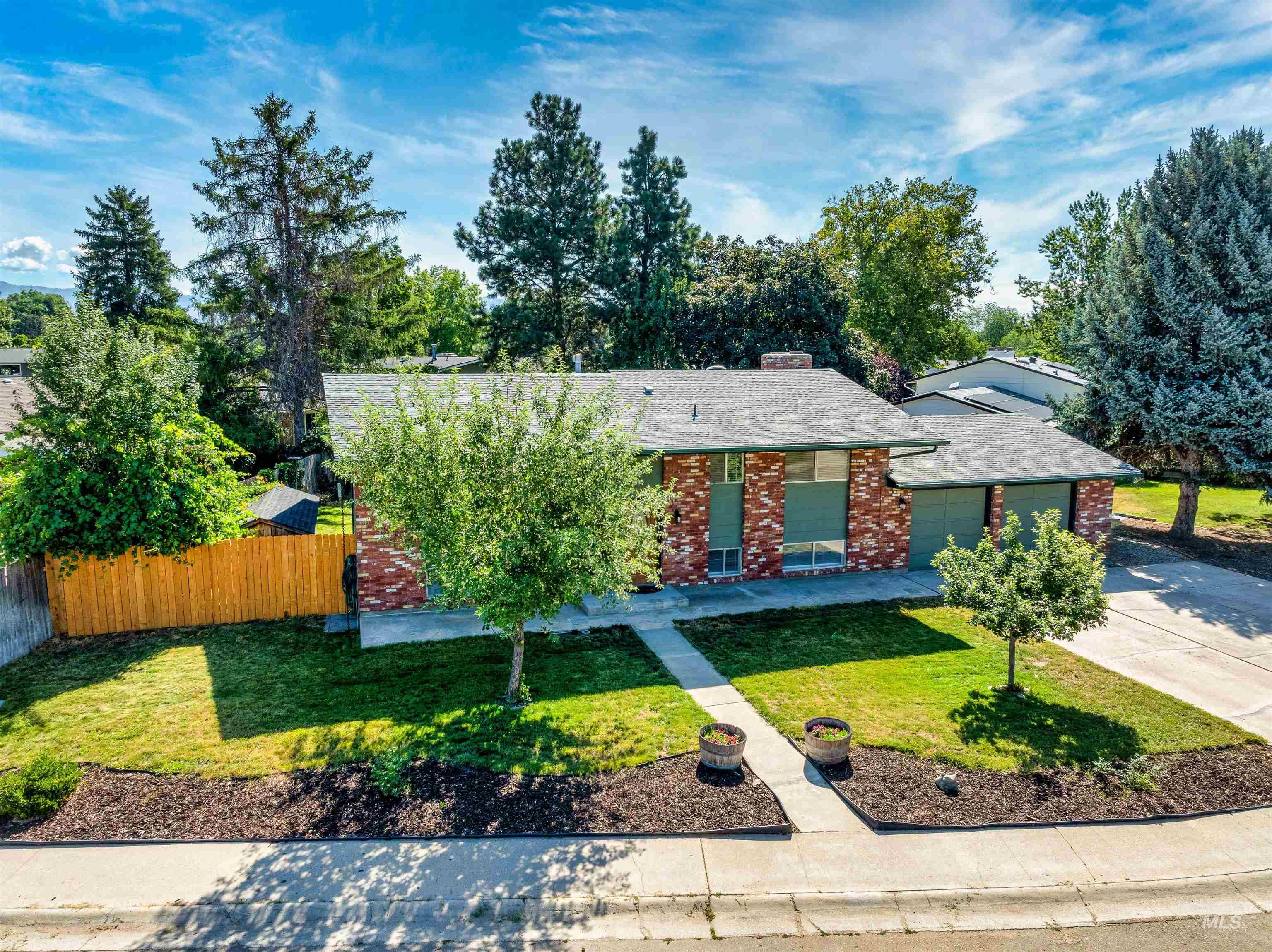 4922 N Burlington Dr