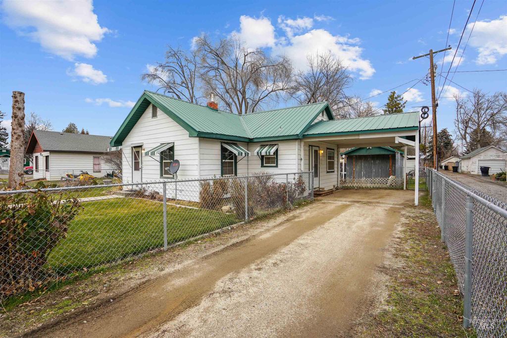 Photo of 714 4th Ave East, Gooding, ID 83330 (MLS # 98973598)