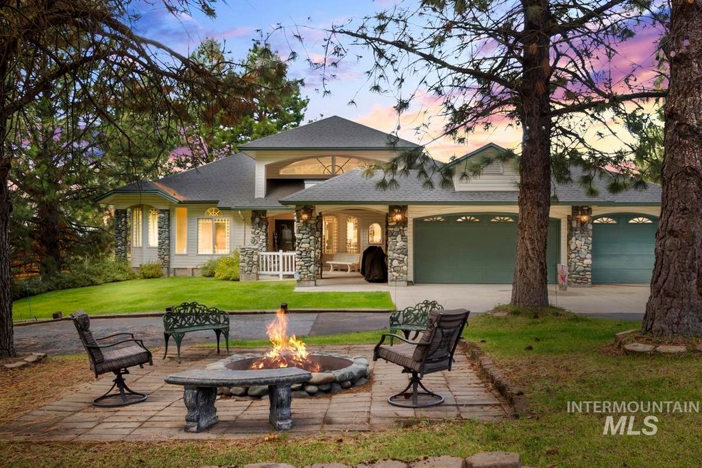 Photo of 131 Par Drive, Cascade, ID 83611 (MLS # 98978483)