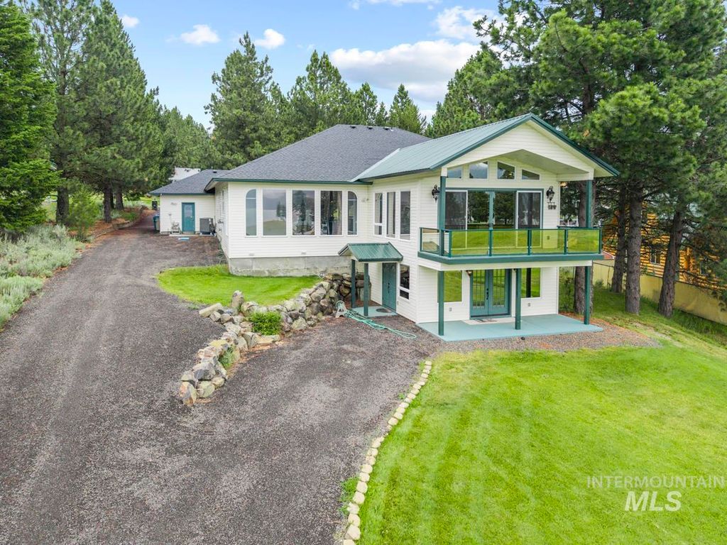 Photo of 131 Par Drive, Cascade, ID 83611 (MLS # 98978483)