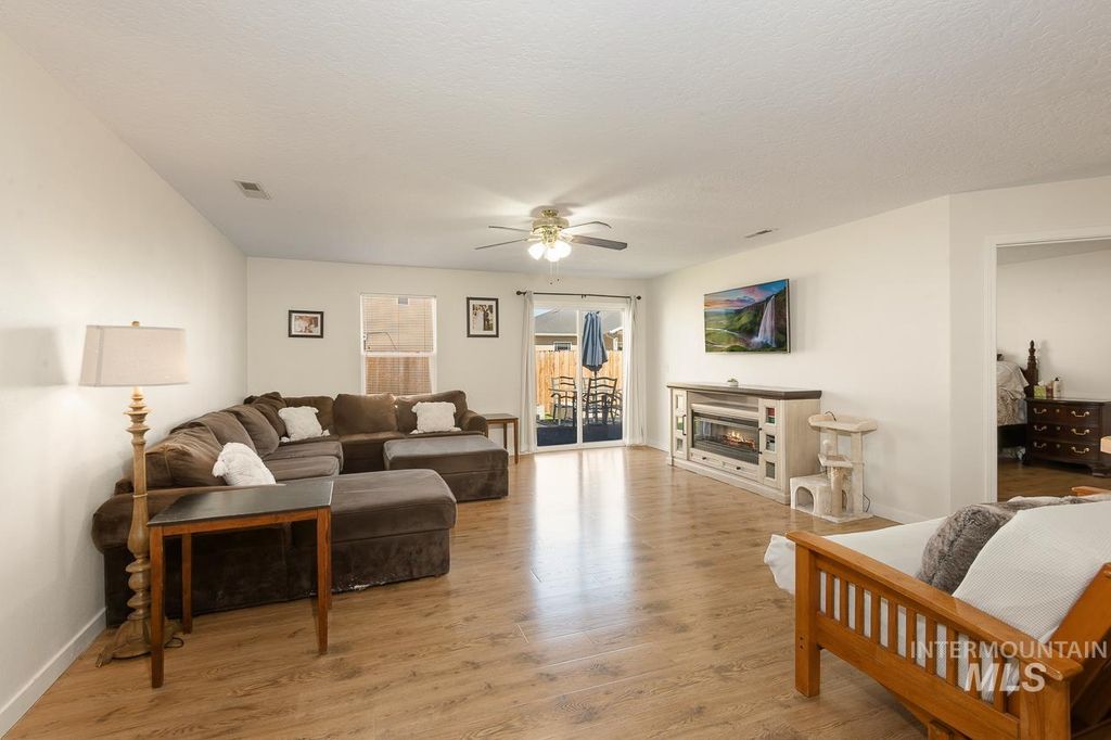 Photo of 214 Parkmont Way, Caldwell, ID 83605 (MLS # 98986630)