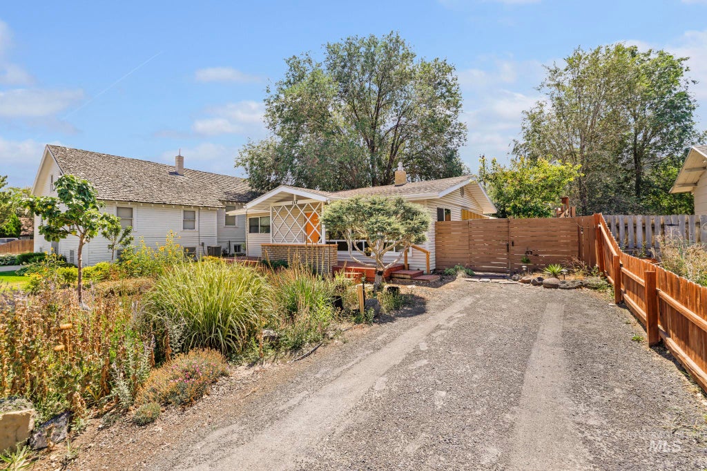 Photo of 117 5th St, Filer, ID 83328 (MLS # 98995912)