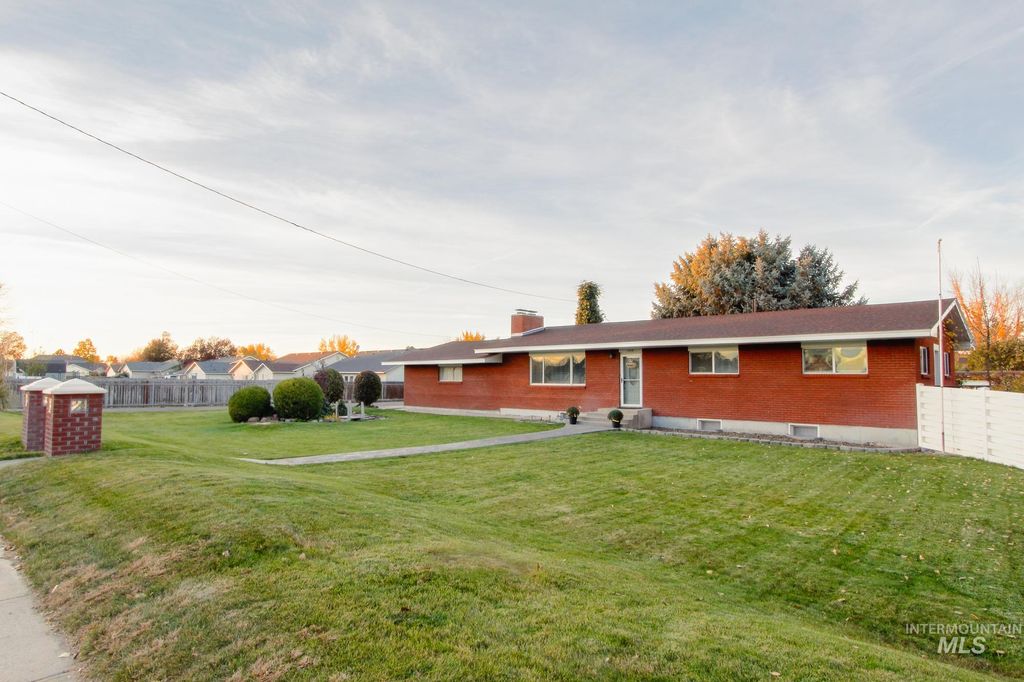 Photo of 2008 Smith Ave, Nampa, ID 83651 (MLS # 98966946)