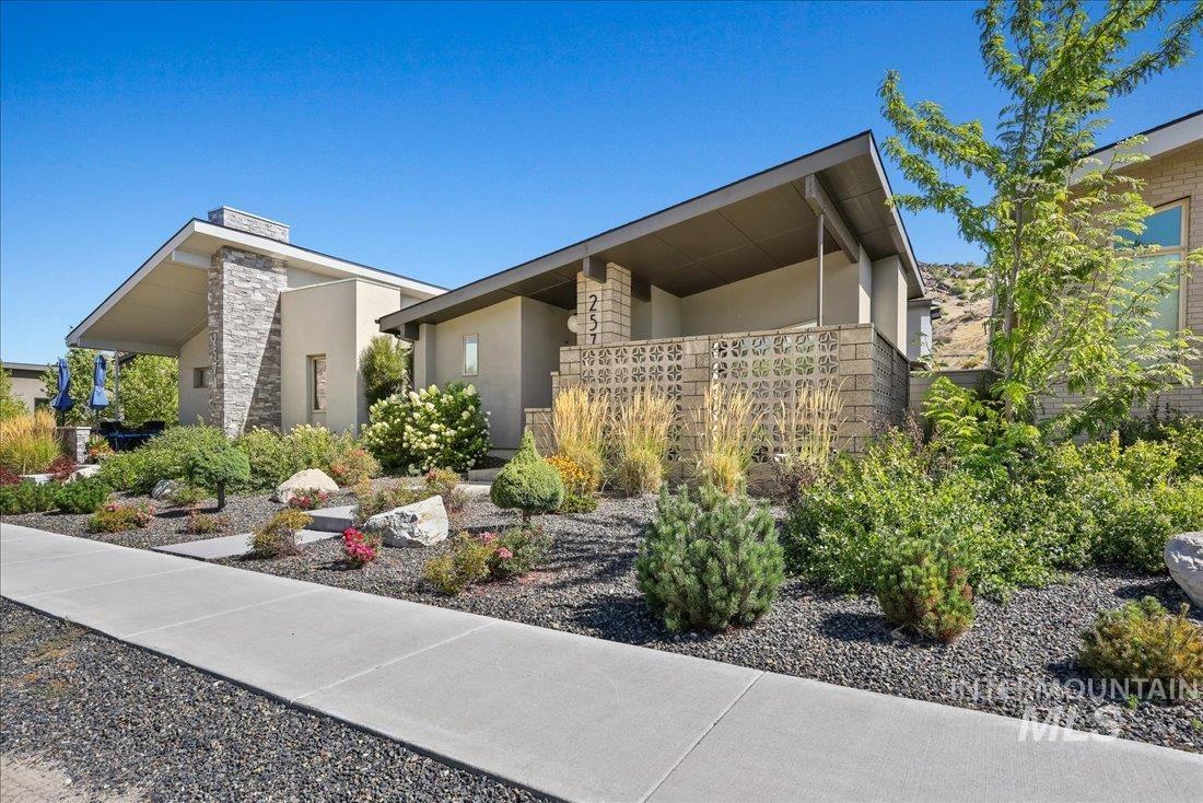 2576 E Warm Springs Ave