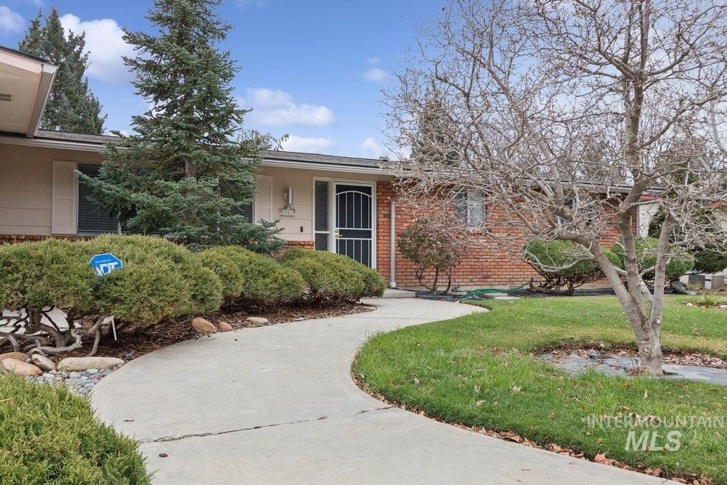 Photo of 8341 W Bloomfield Dr, Boise, ID 83704 (MLS # 98972618)