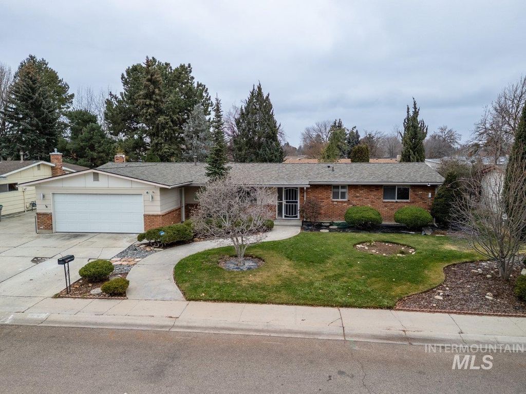 Photo of 8341 W Bloomfield Dr, Boise, ID 83704 (MLS # 98972618)