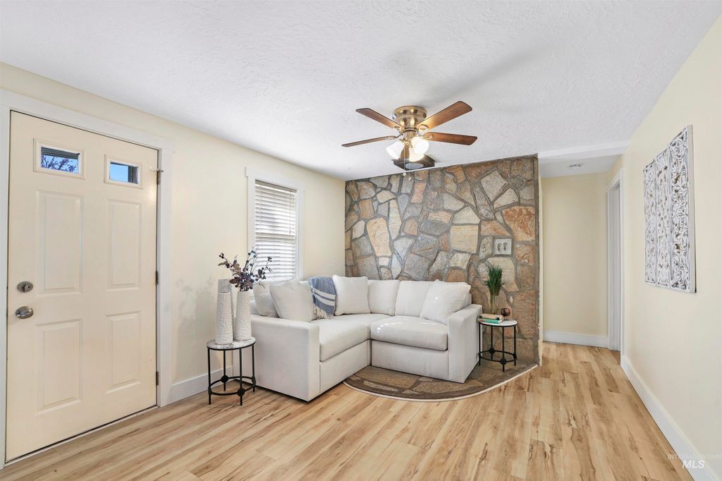 Photo of 818 Center St. E St, Kimberly, ID 83341 (MLS # 98973982)