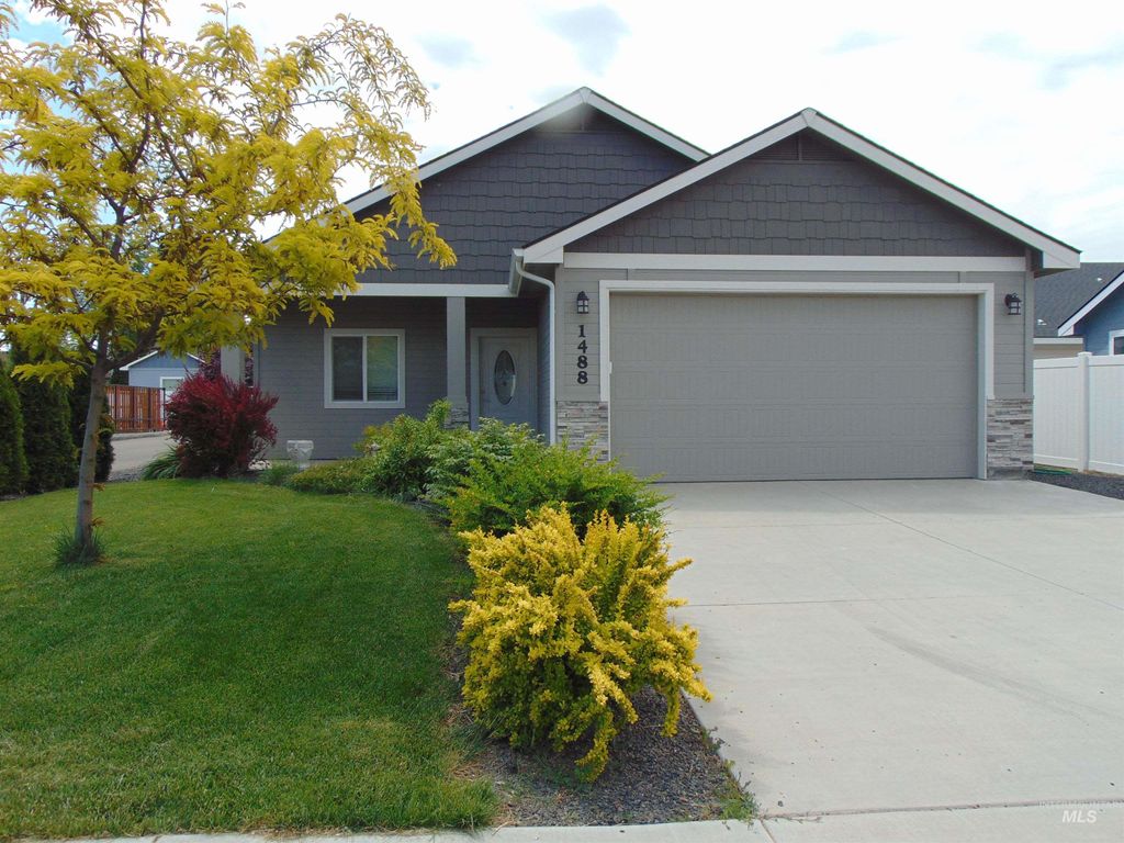 Photo of 1488 W Idaho Ave, Ontario, OR 97914 (MLS # 98976465)