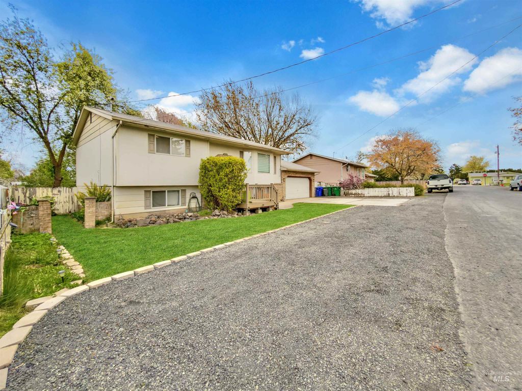 Photo of 1733 Birch Ave, Lewiston, ID 83501 (MLS # 98982232)