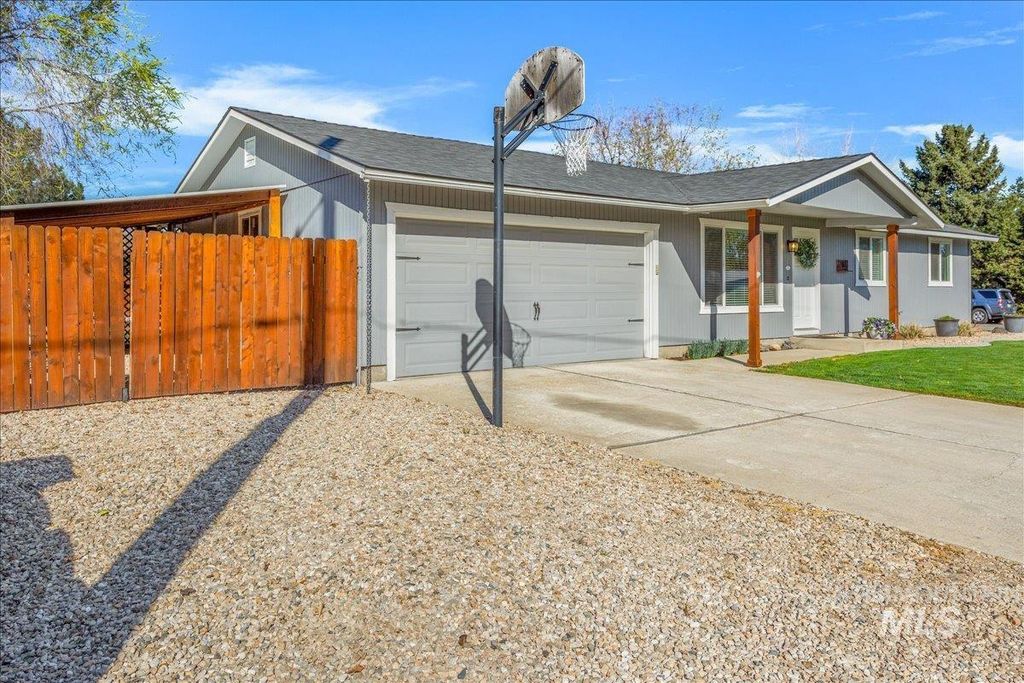 Photo of 2103 N Hampton Rd, Boise, ID 83704 (MLS # 98980132)
