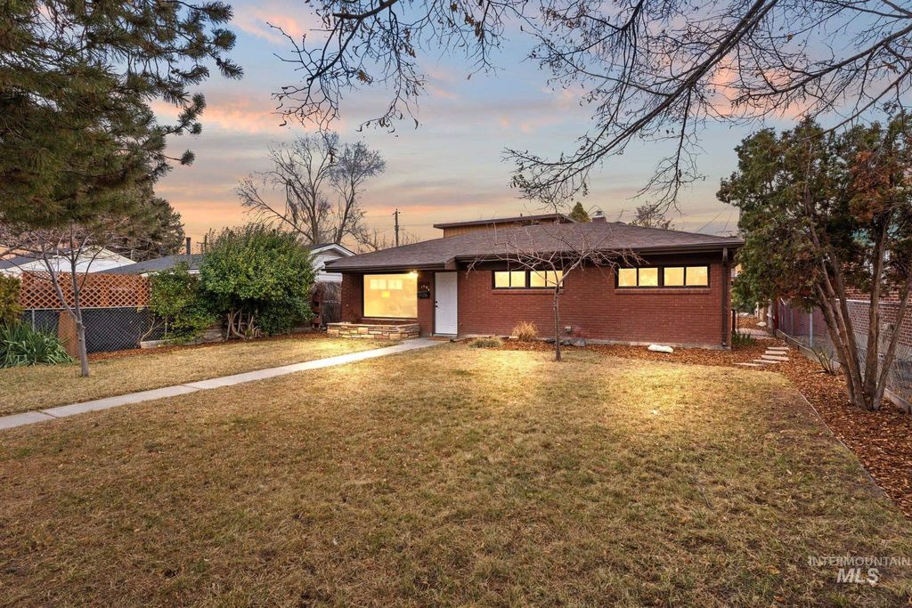 Photo of 168 N Juniper St, Twin Falls, ID 83301 (MLS # 98976121)