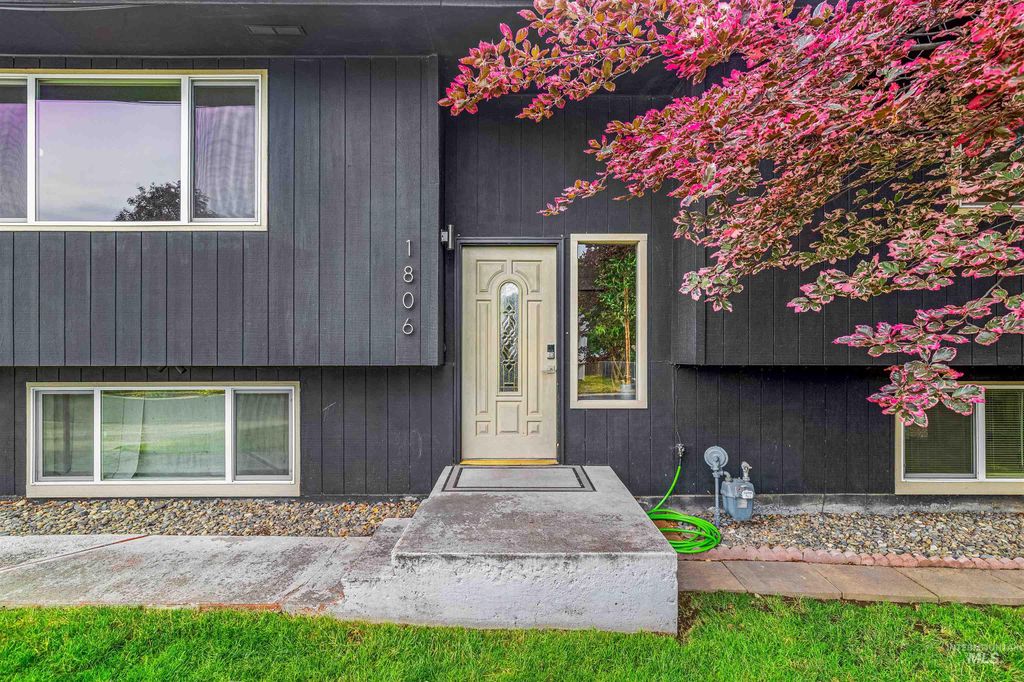 Photo of 1806 Powers Drive, Lewiston, ID 83501 (MLS # 98971034)