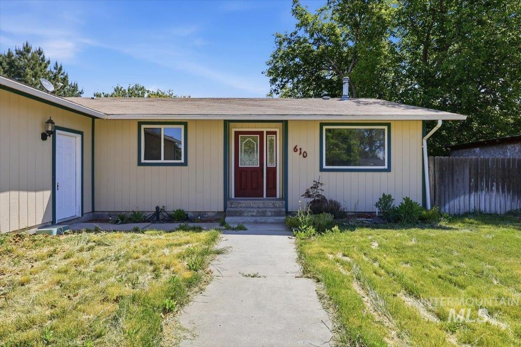 Photo of 610 NW 16th Street, Ontario, OR 97914 (MLS # 98987589)