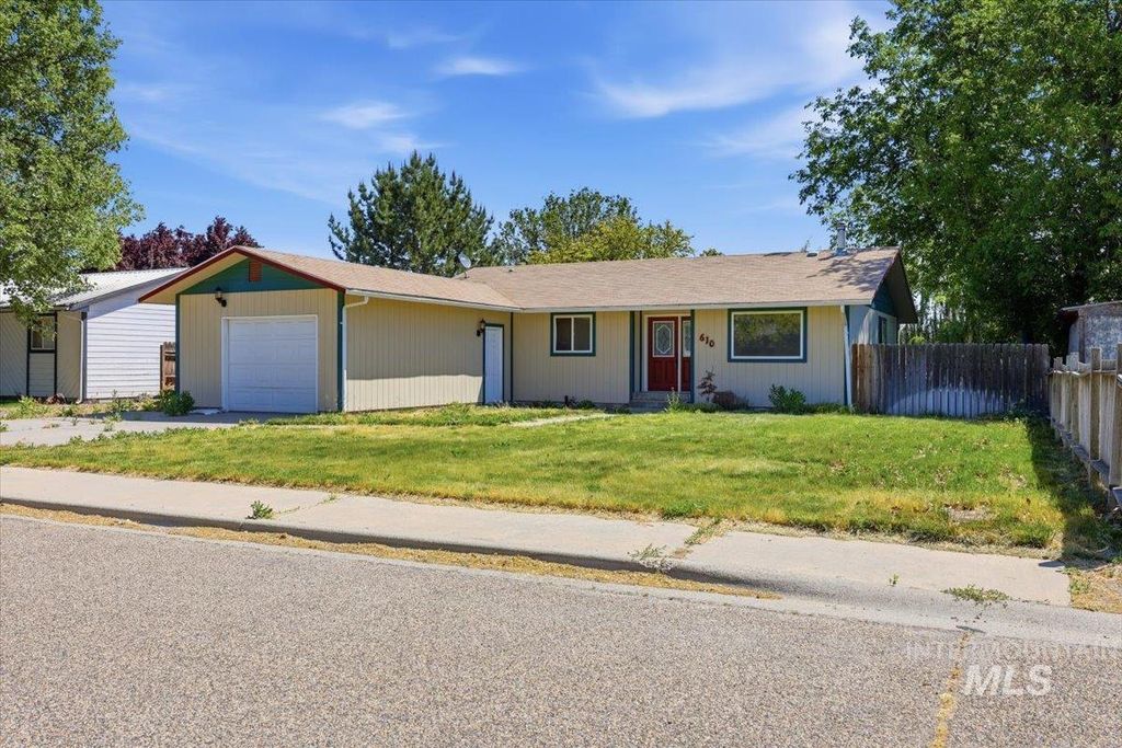 Photo of 610 NW 16th Street, Ontario, OR 97914 (MLS # 98987589)