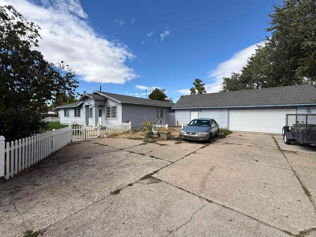 Photo of 2118 W Overland Road, Boise, ID 83705 (MLS # 98963481)