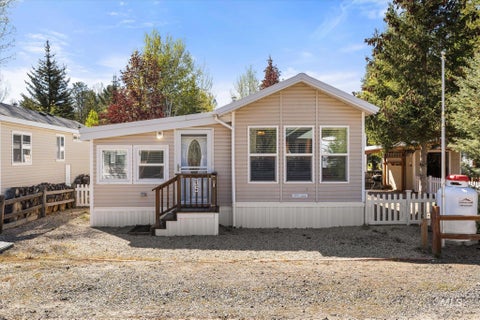 Photo of 33 A Street, Cascade, ID 83611 (MLS # 98987138)