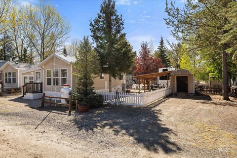 Photo of 33 A Street, Cascade, ID 83611 (MLS # 98987138)